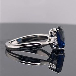 Beautiful ring great detail to it💙size 7 sterling silver 925